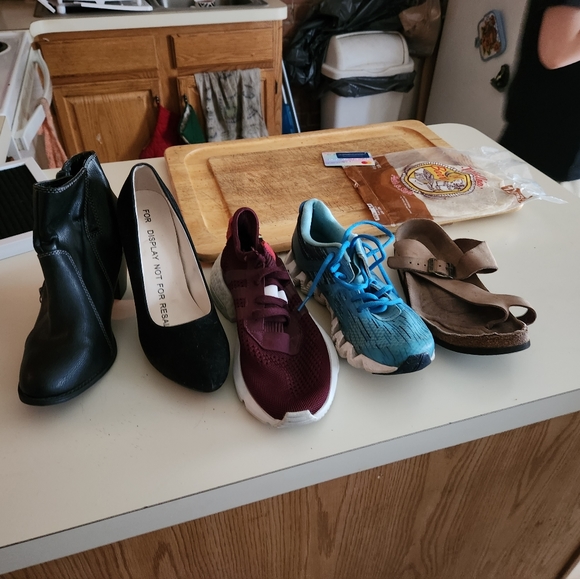 name brand clothes shoes boots purses uniforms a few sizes ask. Electronics - Picture 9 of 16